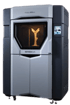 Ein Stratasys F770 3D-Drucker druckt ein hellgelbes Y-förmiges Objekt.