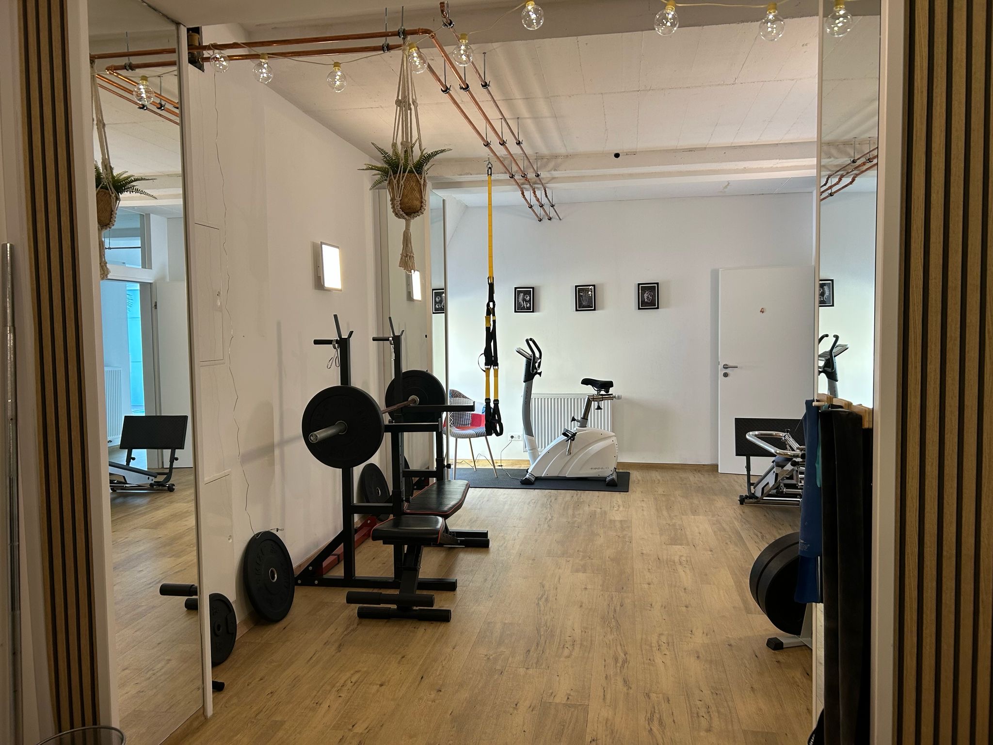 Physiotherapeutin bei einer Fortbildung mit Kolleginnen und Kollegen