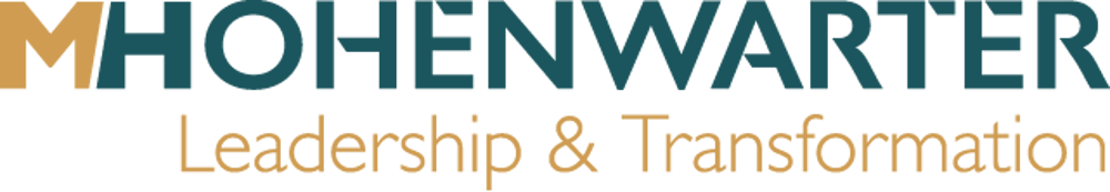 Hohenwarter Leadership & Transformation Logo in Grün, Blau und Gold.