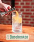 Eine Hand gießt aus einem silbernen Messbecher eine gelbe Flüssigkeit in ein Glas mit Eiswürfeln und Zitronenschale. Text "1. Einschänken".