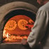 Traditionelles Fladenbrot an der Innenwand eines Tandur Lehmofens