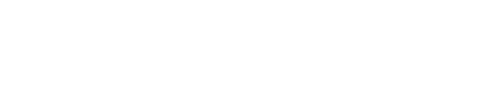 Weißes kopfkino. Logo mit einem kreisförmigen Emblem, das ein stilisiertes K enthält, auf schwarzem Hintergrund.