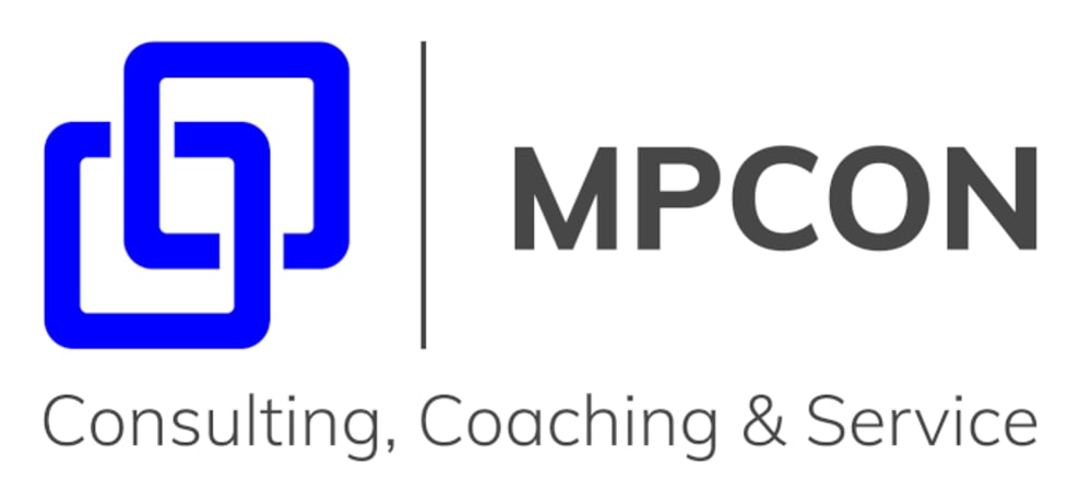 MPCON Logo: Zwei blaue, ineinander verschlungene Quadrate, grauer Text "MPCON" und "Consulting, Coaching & Service".