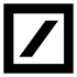Schwarzes Quadrat mit schrägem schwarzen Balken in der Mitte auf dunkelgrünem Hintergrund.