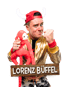 Lorenz Büffel mit rotem Plüschaffen, goldener Jacke und Hörner-Kappe vor schwarzem Hintergrund.