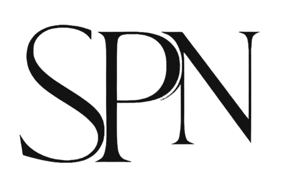 Schwarze Buchstaben SP über dem Text "Simon & Pascal" auf dunkelgrünem Hintergrund.