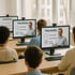 Schüler in einem Klassenzimmer nehmen an einem Computerkurs zum Thema „TRAINING“ mit einem online Trainer teil.