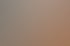 Eine Person hält ein Smartphone über einem Laptop mit geöffnetem Bildschirm.