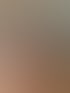 Sanitätsausrüstung im Vordergrund, während im Hintergrund Kampfsportler auf einer Matte stehen.