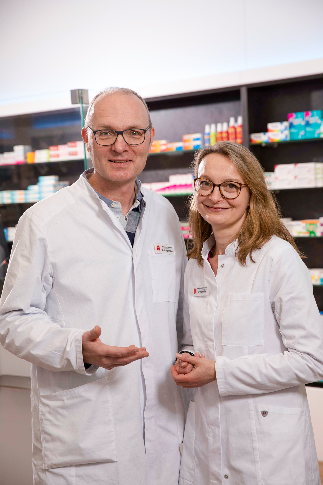 Apothekerin erklärt einer Kundin ein Medikament am Tresen
