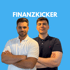 Zwei junge Männer mit verschränkten Armen vor blauem Hintergrund und dem Text „FINANZKICKER“.