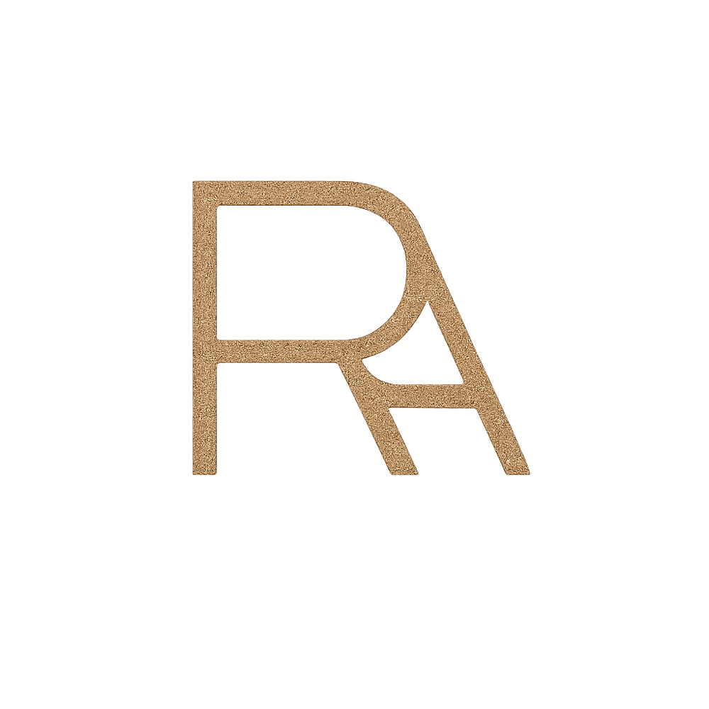 Die Buchstaben „RA“ in einem hellbraunen, körnigen Stil auf dunkelgrünem Hintergrund.