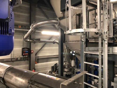 Behälter und Rohrleitungen in einer Industrieanlage