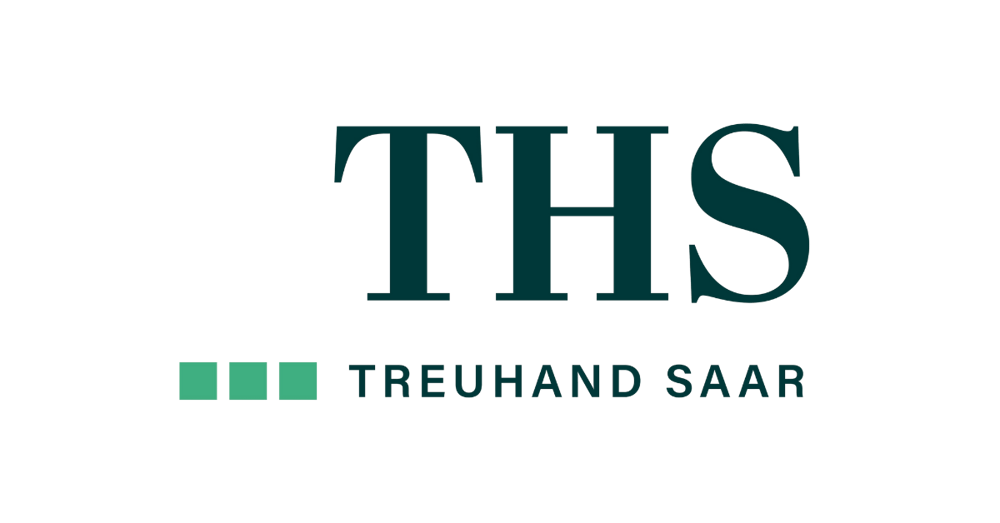 THS-Logo in Grün mit weißer Schrift und vertikalen weißen Linien.