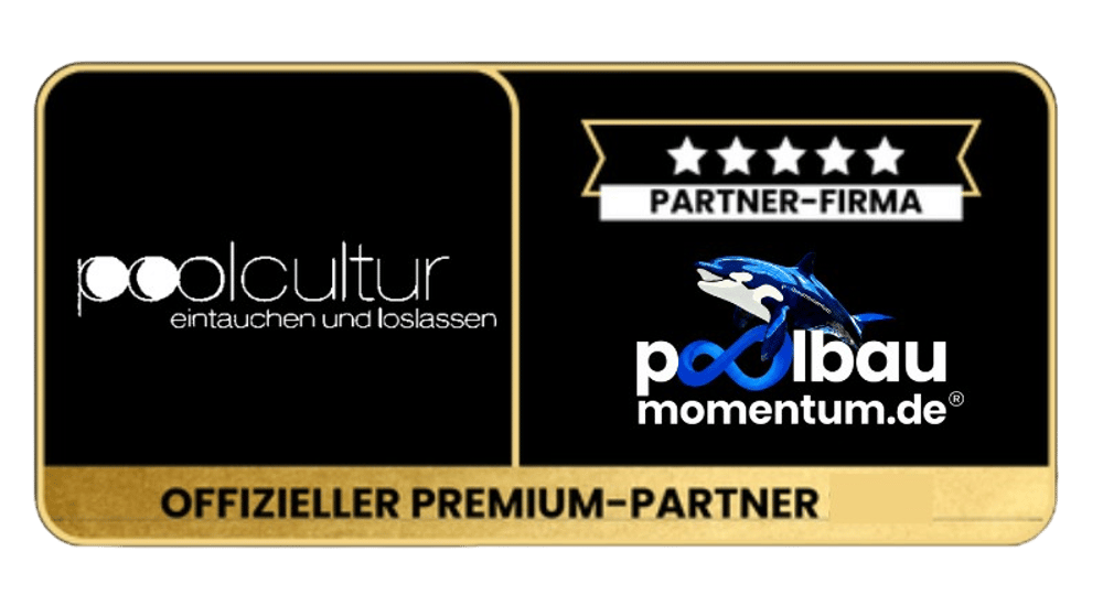 Goldenes Schild mit Logos von Poolcultur und Poolbau Marketing, darunter "OFFIZIELLER PREMIUM-PARTNER 2024".