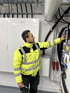 Techniker von Pumpen Binek am Schaltschrank im Technikraum