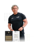 Thomas Pfitzer, Personal Trainer, präsentiert sein Premium Personal Trainer Zertifikat und sein Master of Health Diplom.