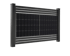 Schwarzer Sichtschutzzaun mit integriertem Photovoltaik-Modul zwischen zwei Pfosten vor dunklem Hintergrund.