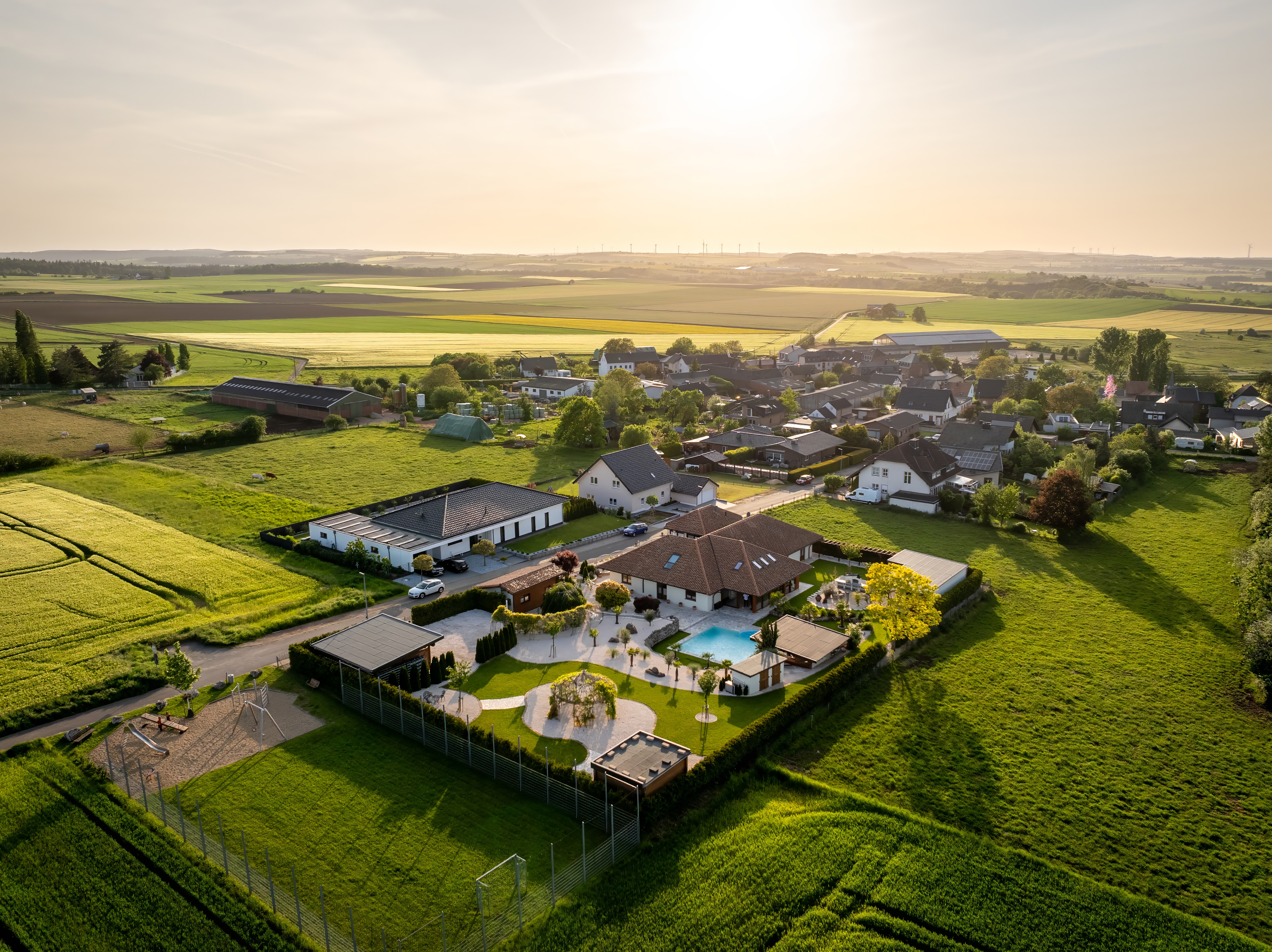 Luftaufnahme von Villa mit Garten