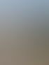 Luftaufnahme eines eingeruesteten weissen Wohnhauses an einer Kreuzung, rotes MEB-Banner, gelb-rote Trams im Vordergrund.