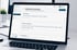 Laptop zeigt die NEXOS Software-Oberfläche mit dem Bereich Medizinische Informationen und verschiedenen Eingabefeldern.