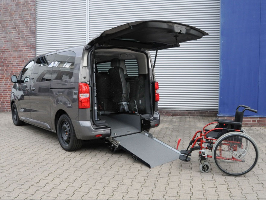 Peugeot E-Traveller mit Heckausschnitt – Bild 2