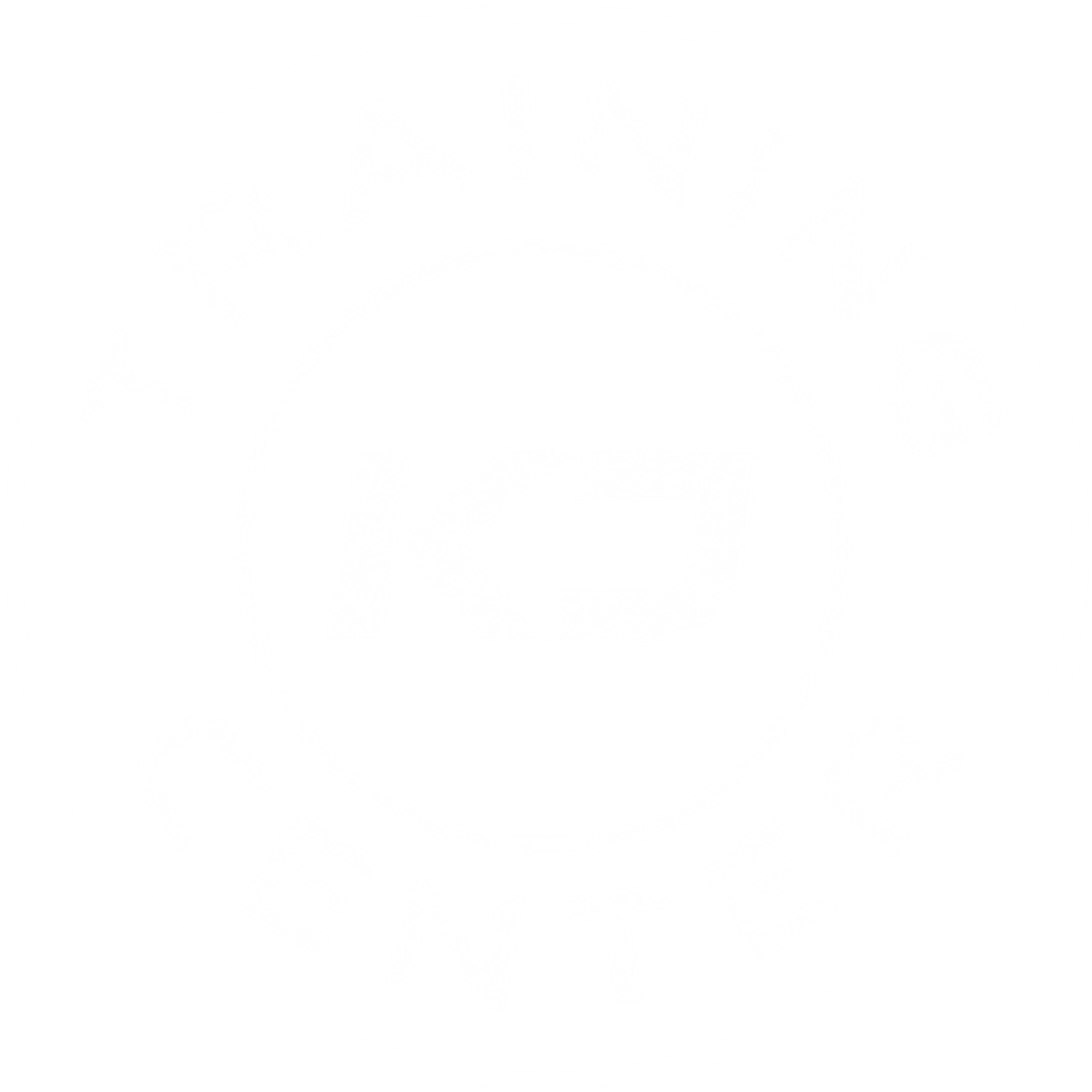 Weißes Logo mit „TRAINING CENTER“ in einem Kreis und „KJ“ mit einem Pfeil nach links im Zentrum.