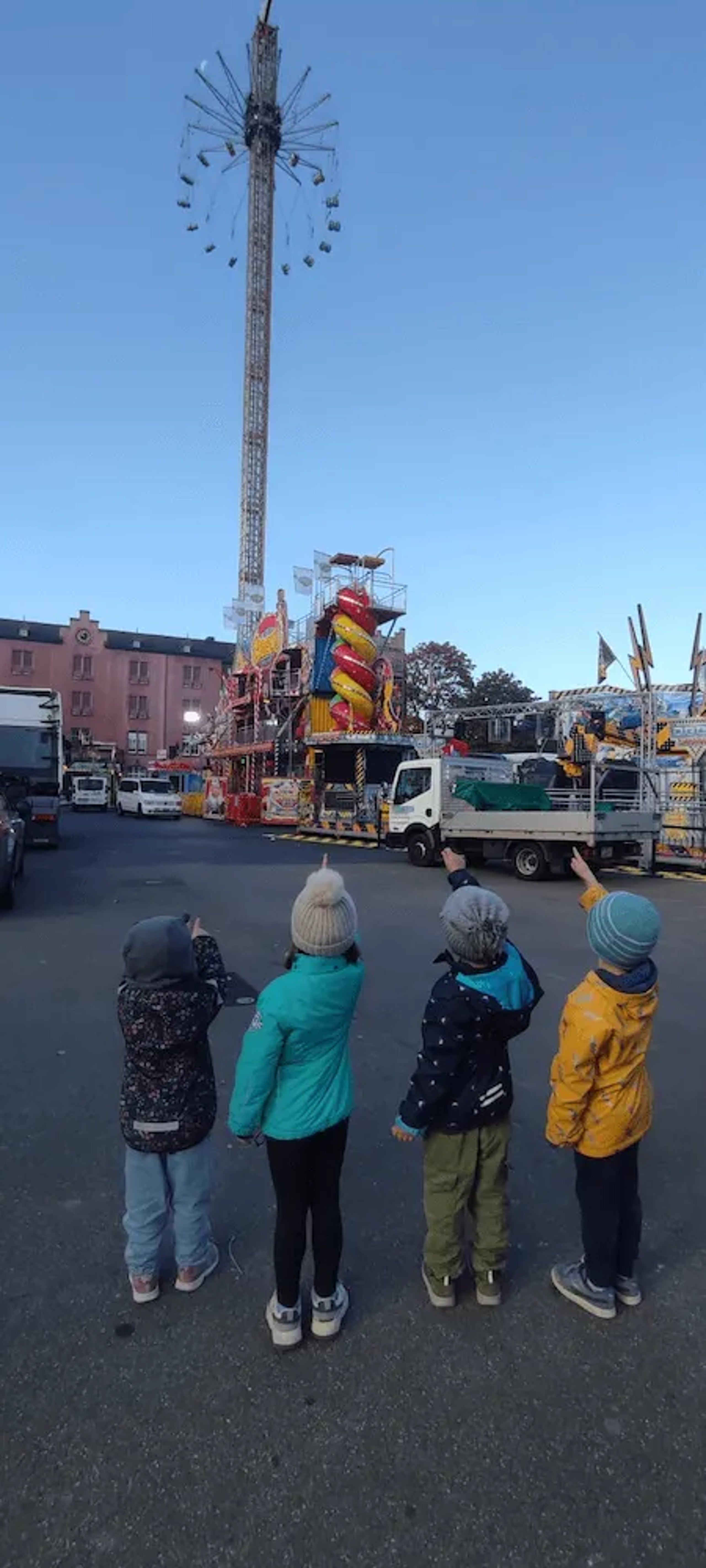 Kinder auf dem Kettenkarussell an der Herbstmesse