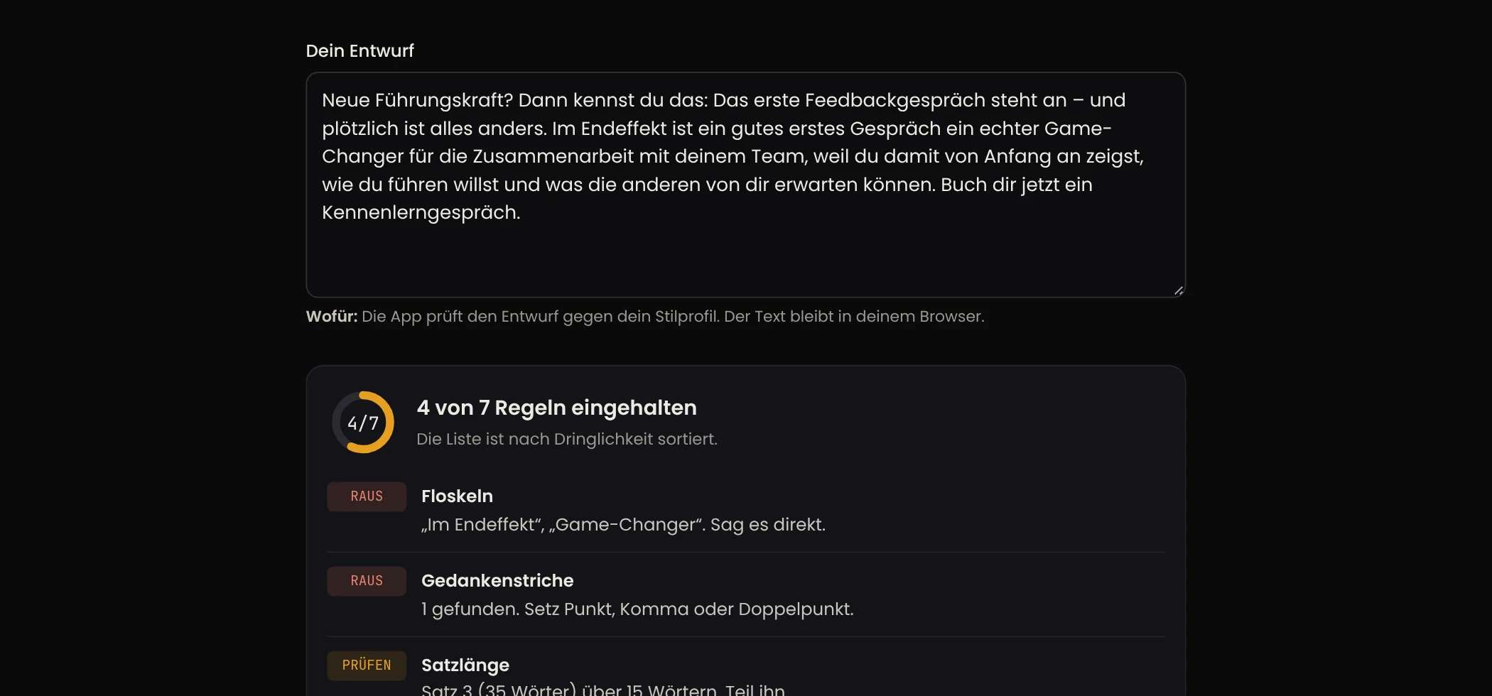 Unverwechselbar, Text-Check: Ein KI-Entwurf hält 4 von 7 Regeln ein. Die Floskeln „Im Endeffekt“ und „Game-Changer“ und ein Gedankenstrich sind rot markiert.