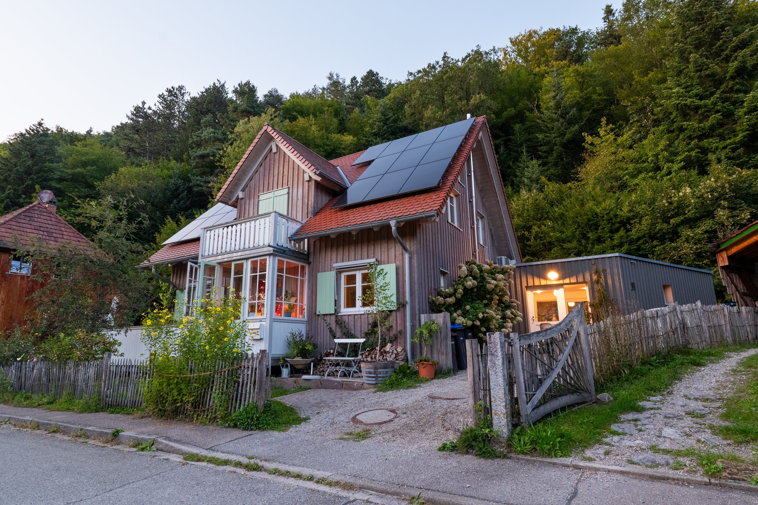 Das Ferienhaus in der Abenddämmerung mit erleuchteten Fenstern