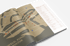 Editorial-Doppelseite mit typografischem Layout, großzügigem Weißraum und kontrastreichem Bild‑Text‑Verhältnis.
