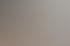 Zwei Männer schauen auf einen Laptop; einer zeigt auf den Bildschirm.