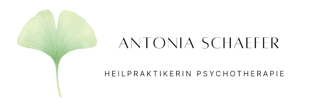 Grünes Ginkgo-Blatt mit Text "ANTONIA SCHAEFFER HEILPRAKTIKERIN PSYCHOTHERAPIE" auf dunkelgrünem Hintergrund.