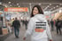 Person mit Handwerk-einfach-sichtbar-Hoodie auf einer Handwerksmesse