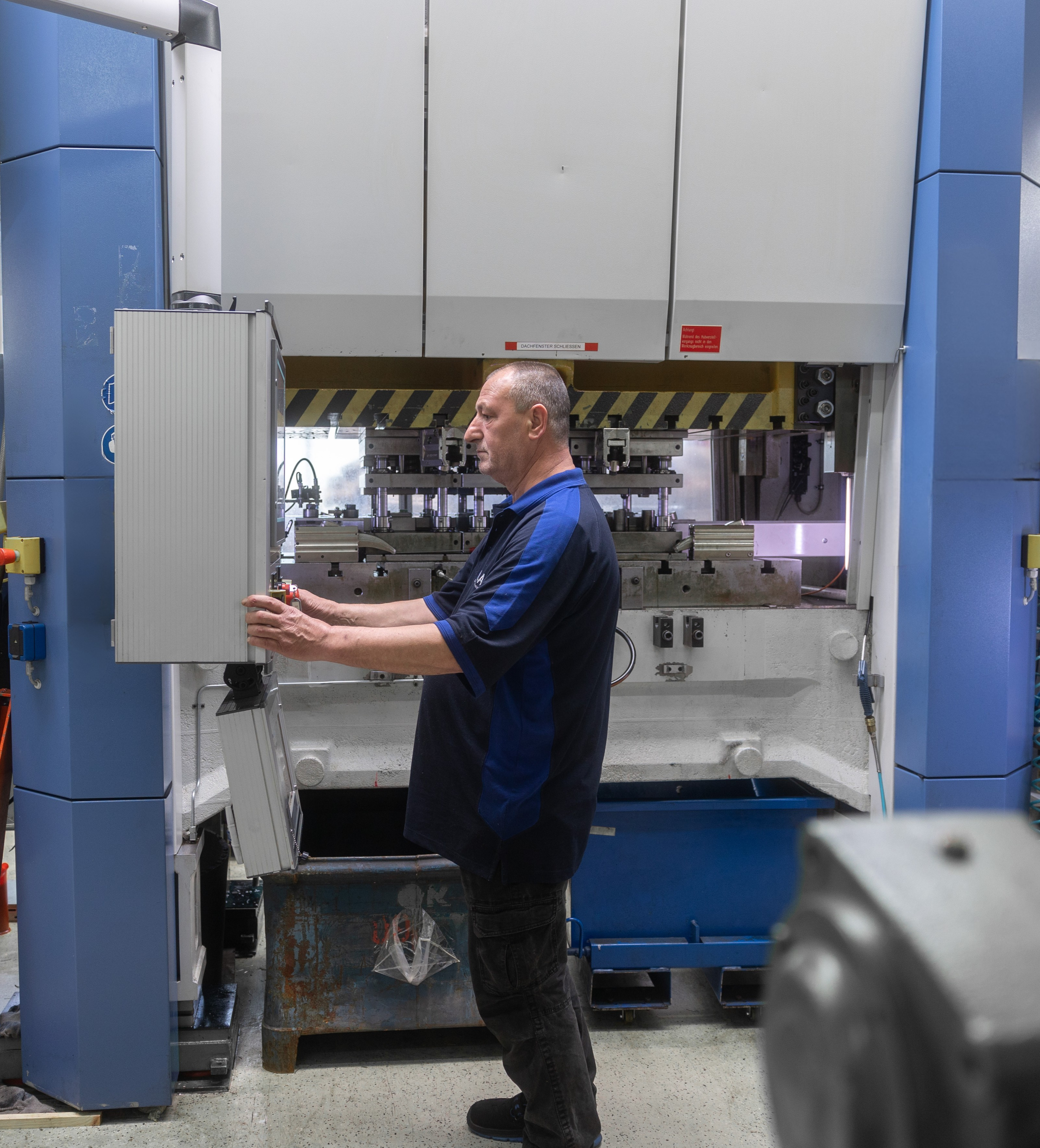 Mitarbeiter der LAS-GmbH an einer Presse in der Produktionshalle in Iserlohn