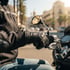 Hand am Gasgriff eines Leichtkraftrads – Klassen AM und A1