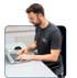 Monteur dokumentiert am Laptop