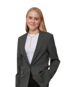Eine junge Frau mit blonden Haaren, weißem Oberteil und grauem Blazer lächelt leicht.