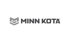 Minn Kota Logo mit grauem Text und einem stilisierten M-Symbol auf grünem Hintergrund.