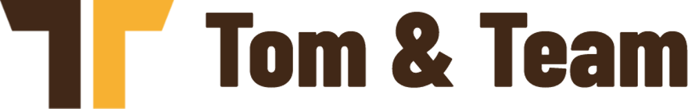 Logo Tom & Team mit gelbem T und braunem Schriftzug auf dunkelgrünem Hintergrund.