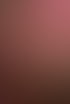 Gruppe junger Leute in einem Nachtclub, umgeben von Konfetti, mit rosa und weißen Lichtern.