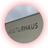 Der Schriftzug "KULTURHAUS" auf einer grauen Gebäudewand unter einem bewölkten Himmel.