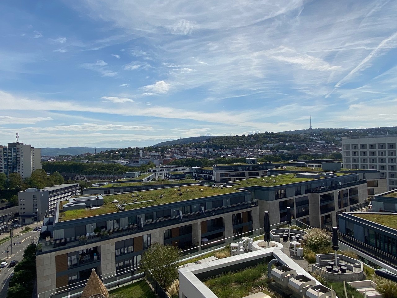 Blick aus dem 9. OG über das Europaviertel bis zu den Hängen Stuttgarts
