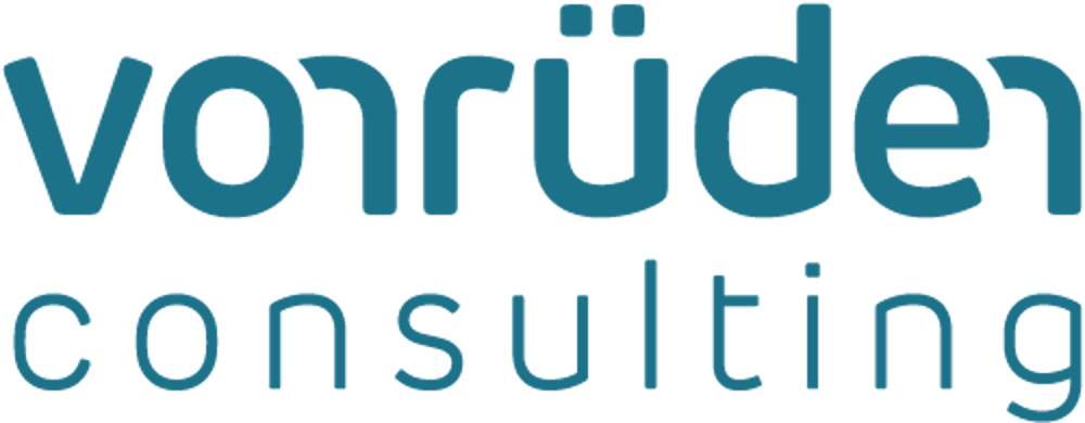 Logo vonrüden consulting in dunkelblau auf grünem Hintergrund.