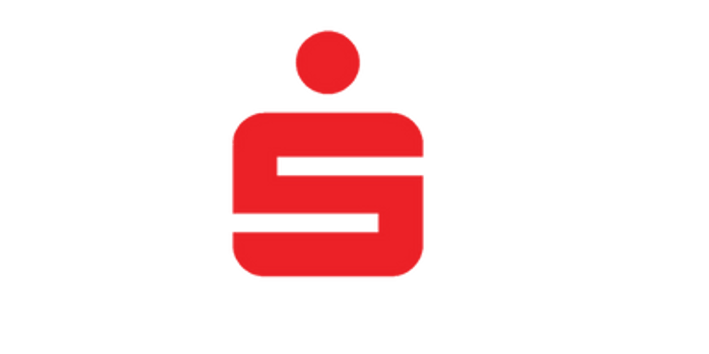Rotes Sparkassen-Logo mit einem Punkt über einer stilisierten S-Form auf dunkelgrünem Hintergrund.