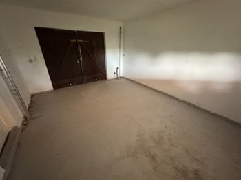 Leerer Kellerraum mit zweiflügeliger Tür, als Nutzfläche verwendbar
