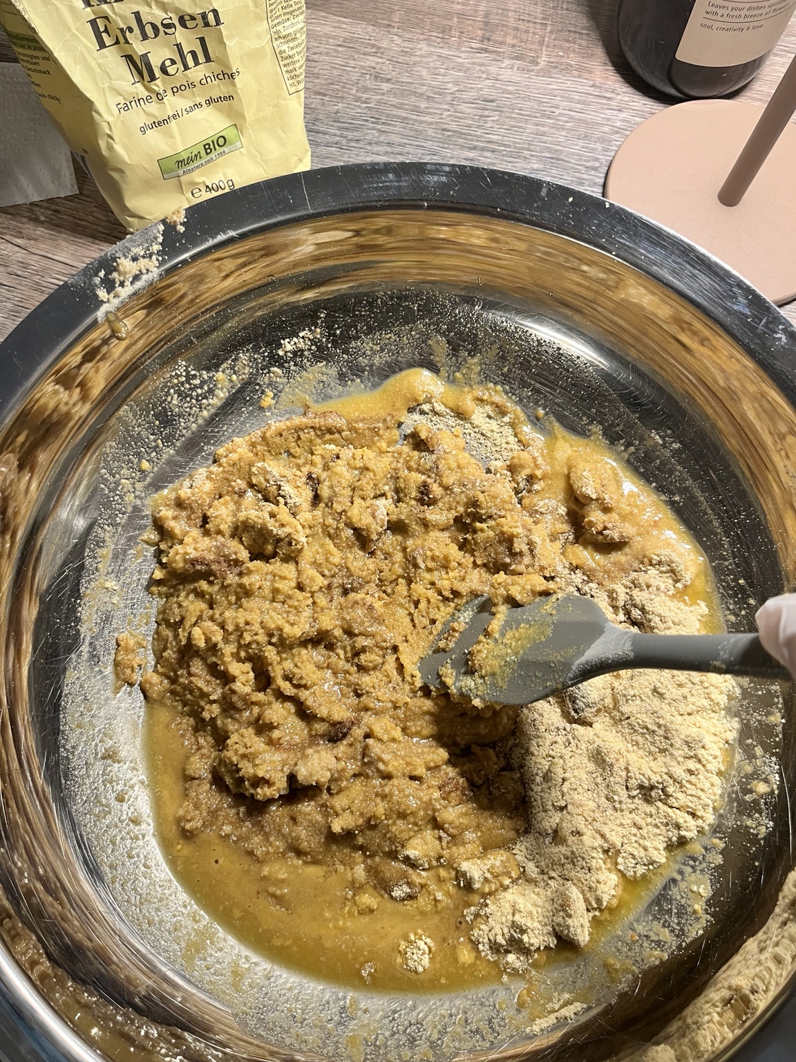 Fertig geformter Laddu, in Kokosflocken gewälzt.