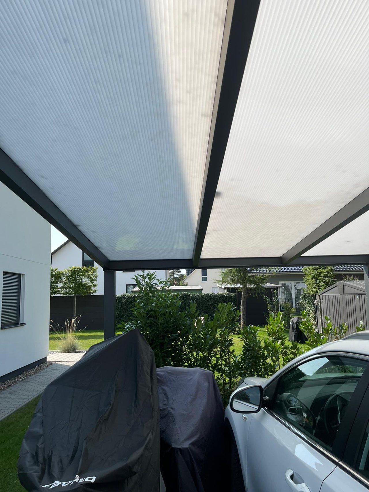 Carportdach nach der Reinigung durch die Fensterputzer Berlin.