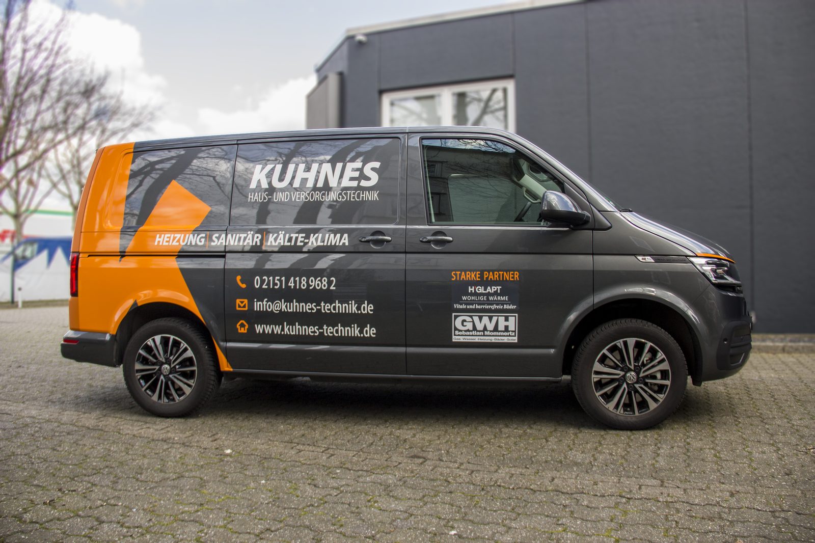 Kuhnes Firmenfahrzeug
