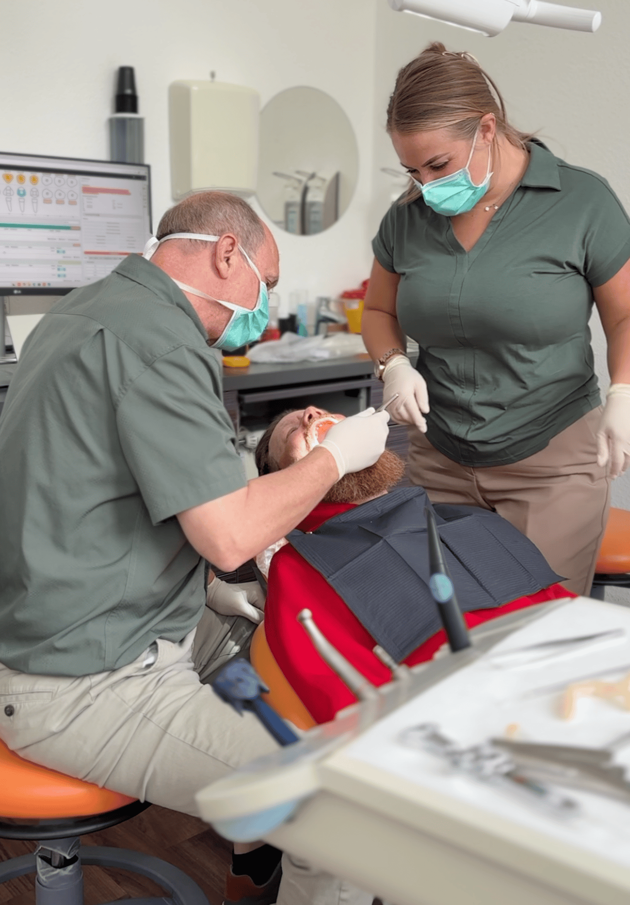 Zahnarzt und Assistentin behandeln